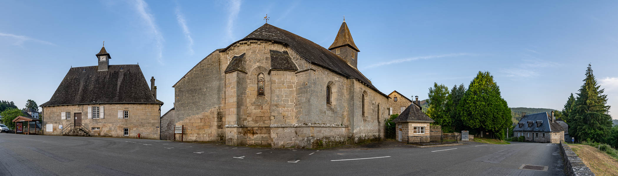 Chaumeil : mairie, église, poids public