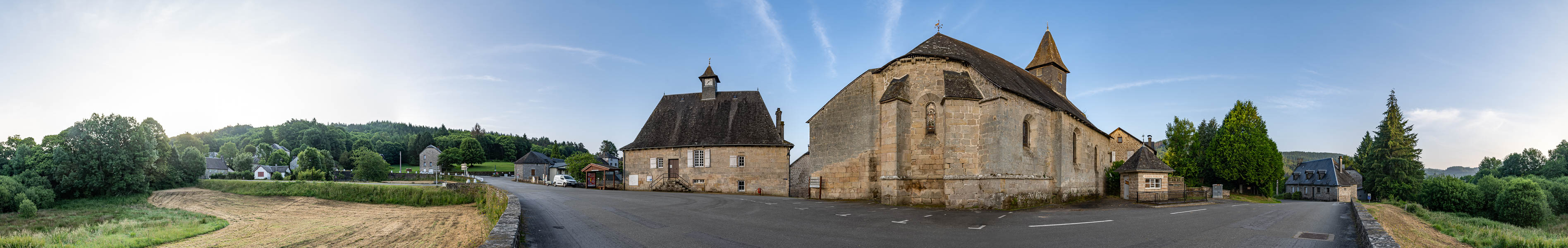 Chaumeil : mairie, église, poids public