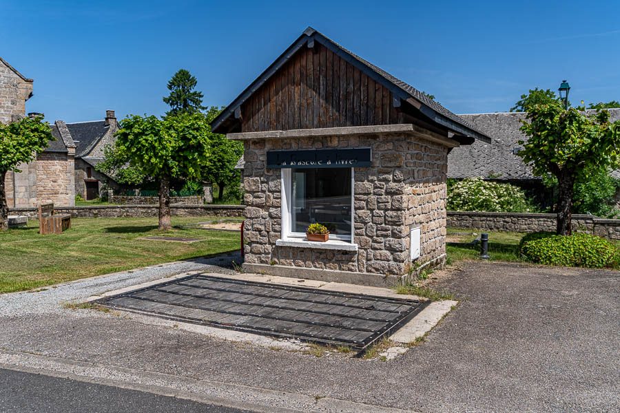 Saint-Yrieix-le-Déjalat : la Bascule à Livres