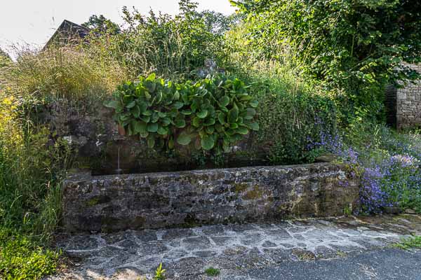 Treignac, hameau de Chaumeil : fontaine