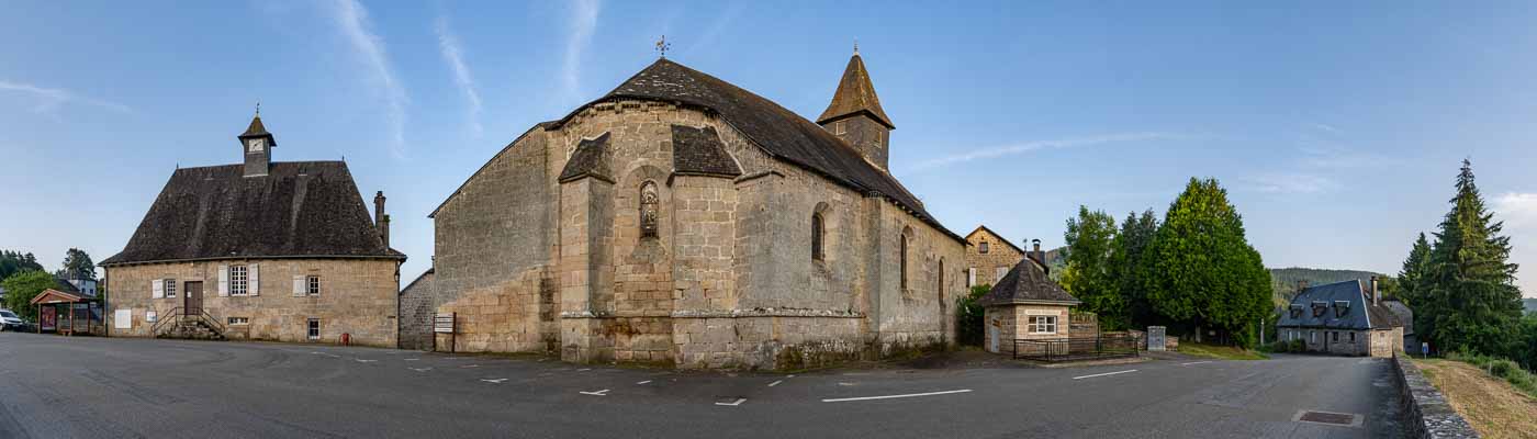 Chaumeil : mairie, église, poids public