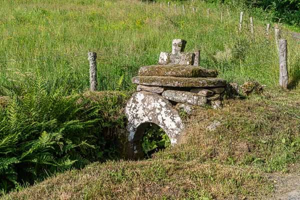 Le Vialaneix : fontaine avec croix