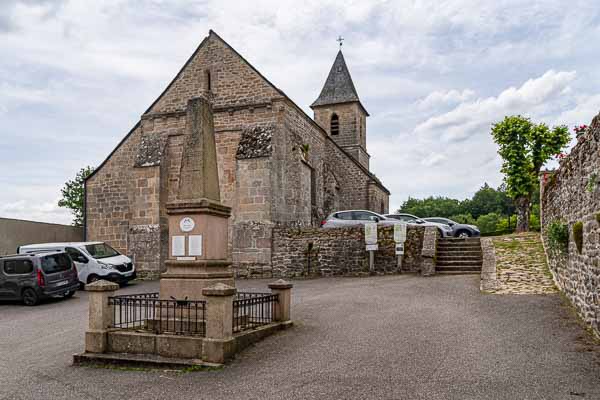 Saint-Merd-les-Oussines : église et monument aux morts