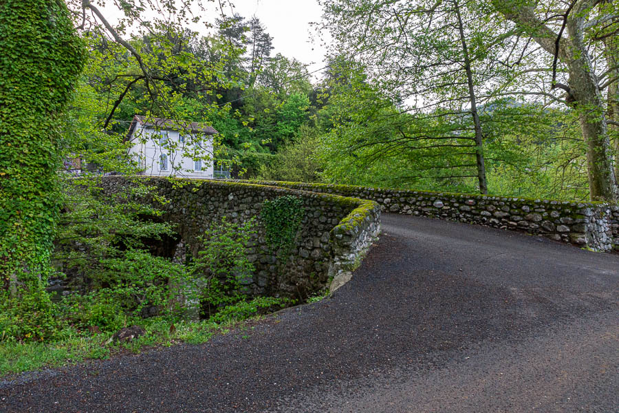 Vieux pont d'Avèze