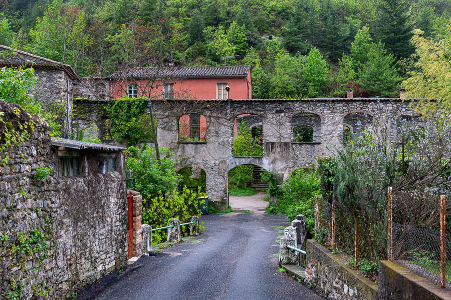 Avèze : pont et ruines