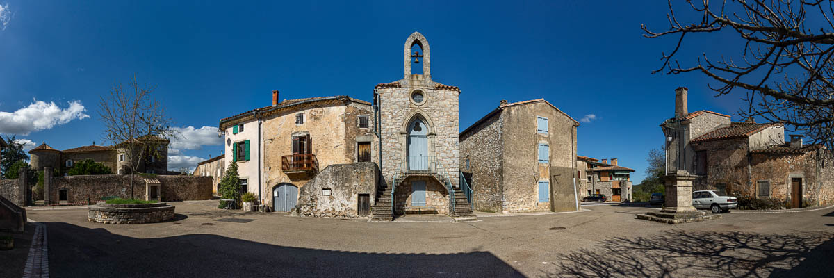 Saint-Maurice-de-Navacelles : place de l'église
