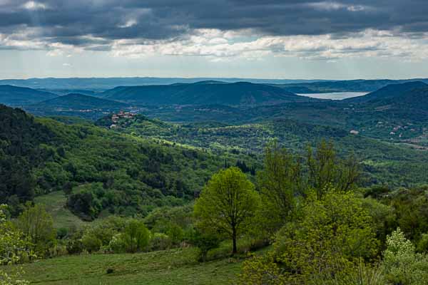 Au-dessus de la Défriche : vue vers le lac du Salagou