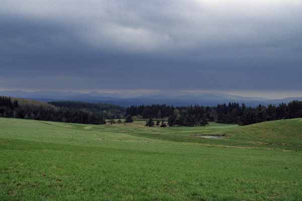 Prairie et nuages de plomb sur le Mézenc