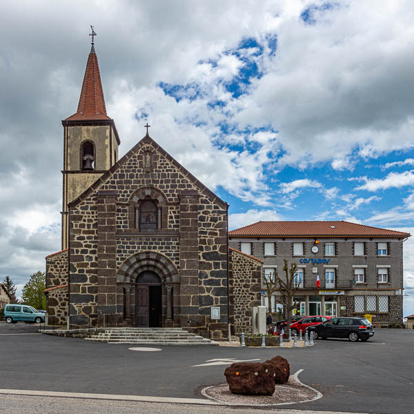 Costaros : église, mairie, poste