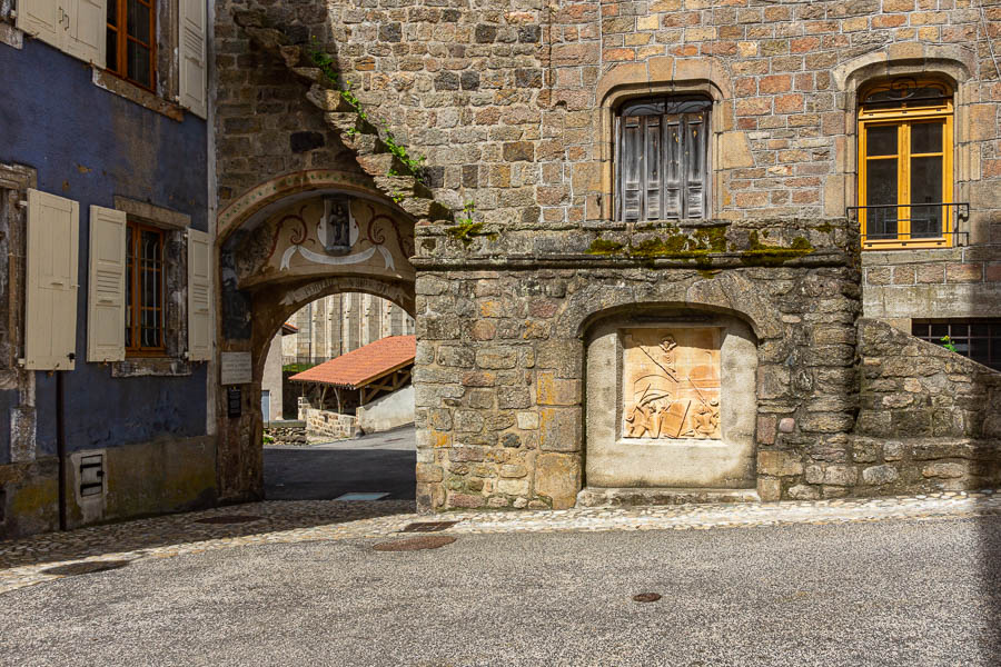 Pradelles : porte de la ville vers l'église