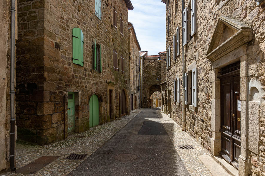 Pradelles : rue Basse et porte de la ville