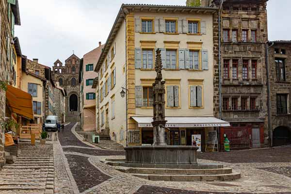 Le Puy-en-Velay : rue des Tables, fontaine