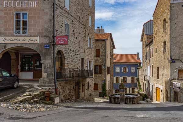 Pradelles : fontaine