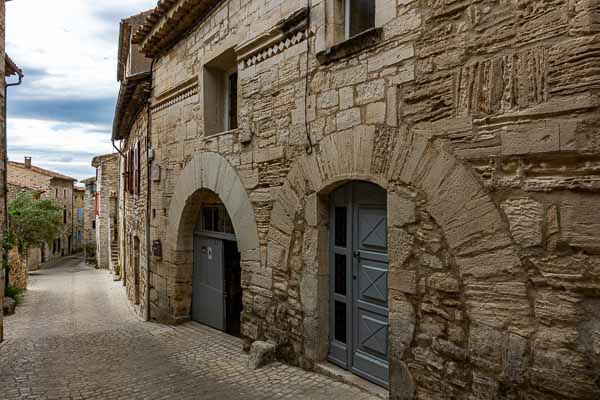 Vézénobres : maisons romanes