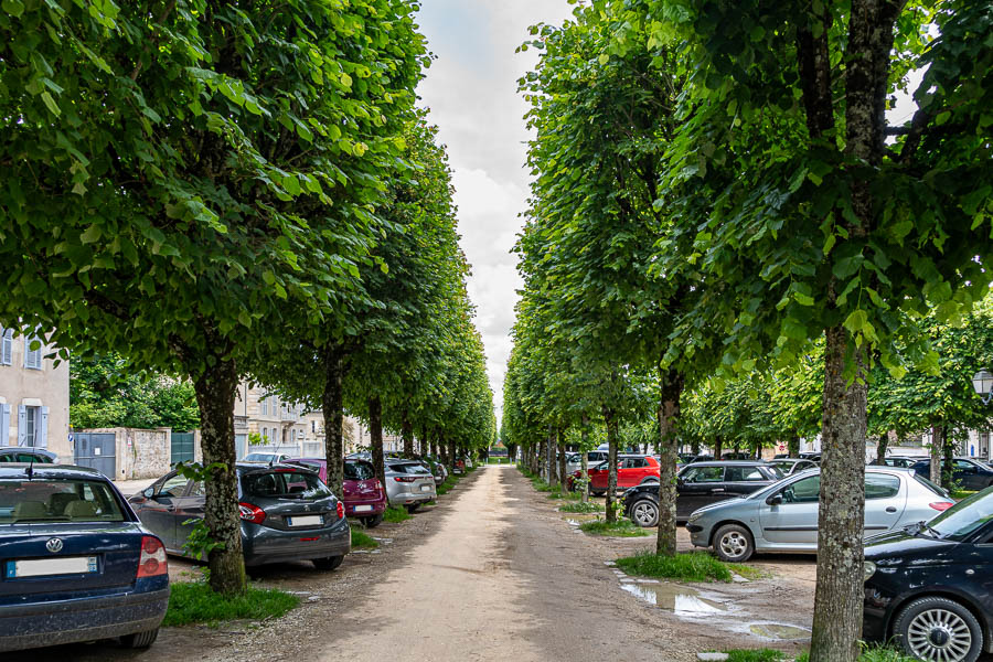 Avallon : promenade ombragée, parking