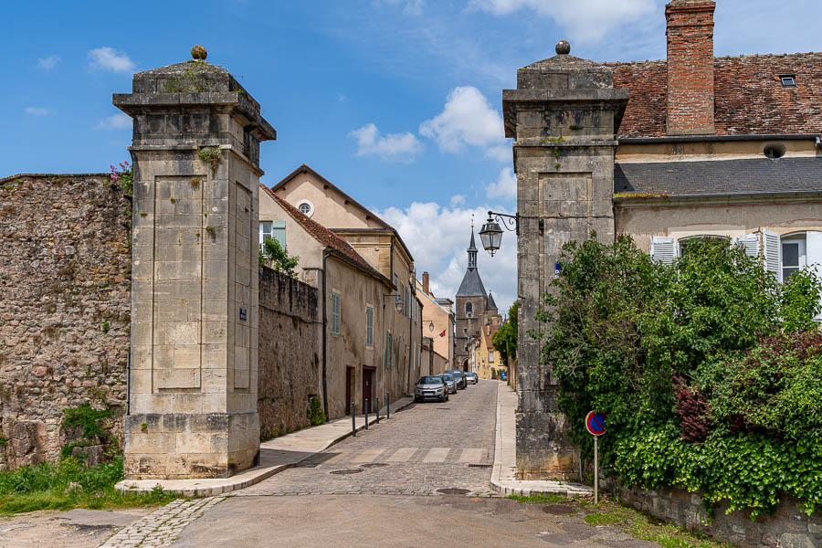 Avallon : Petite Porte, rue Bocquillot, tour de l'Horloge
