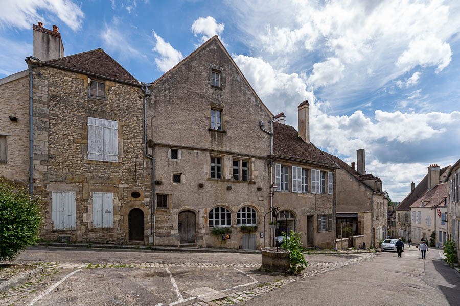 Vézelay, rue Saint-Pierre : puits