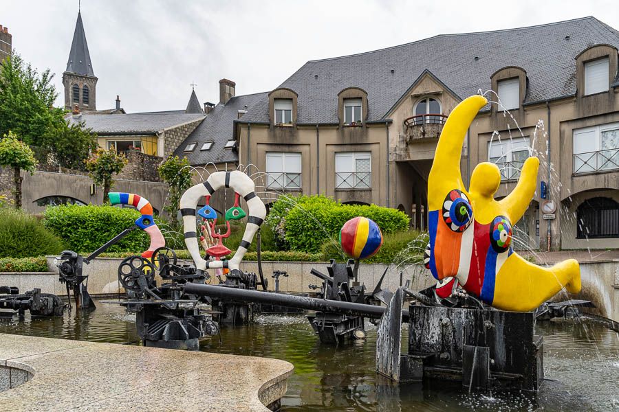 Château-Chinon : fontaine de Jean Tinguely et Niki de Saint Phalle