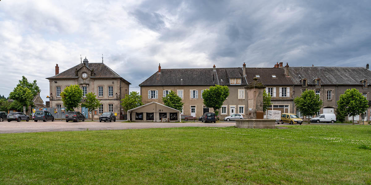 Saint-Léger-sous-Beuvray : place de la Fontaine, mairie