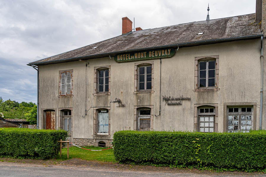 Saint-Léger-sous-Beuvray : hôtel abandonné