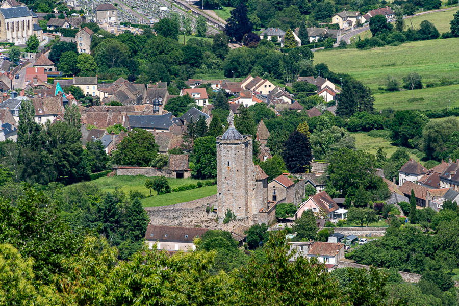 Autun, croix de la Libération : vue vers la ville, tour des Ursulines