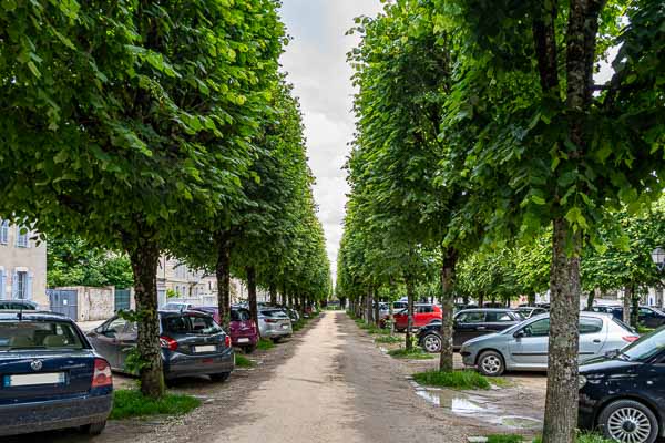 Avallon : promenade ombragée, parking