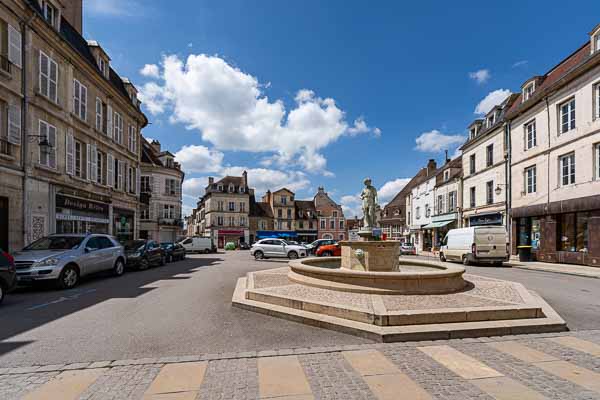 Avallon : place du marché, fontaine et parking