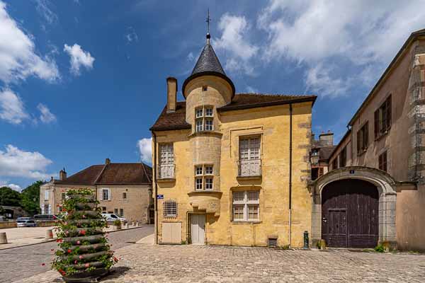 Avallon : maison des sires de Domecy