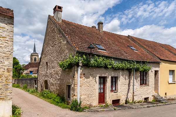 Asquins : rue du Presbytère, église