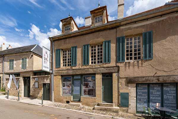 Vézelay, rue Saint-Étienne : musée Zervos,  maison de Romain Rolland