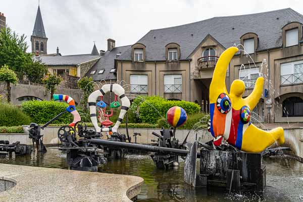 Château-Chinon : fontaine de Jean Tinguely et Niki de Saint Phalle