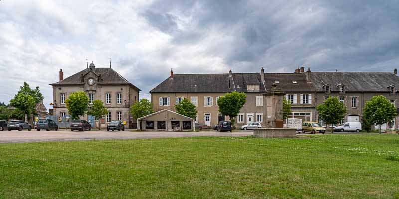 Saint-Léger-sous-Beuvray : place de la Fontaine, mairie