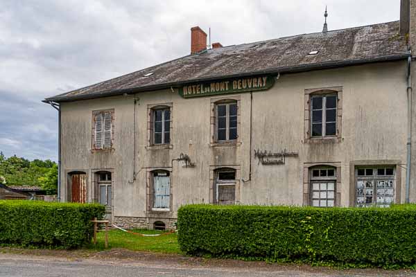 Saint-Léger-sous-Beuvray : hôtel abandonné