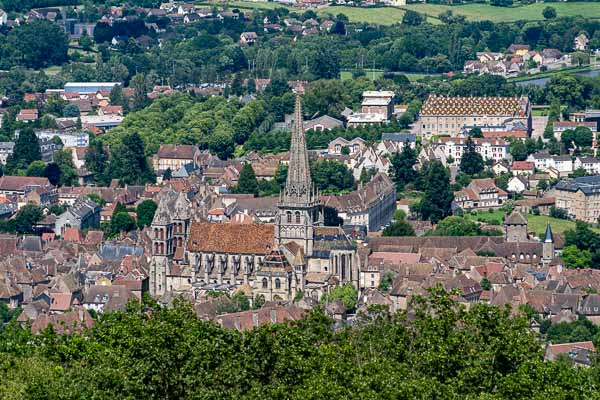 Autun, croix de la Libération : vue vers la ville, cathédrale