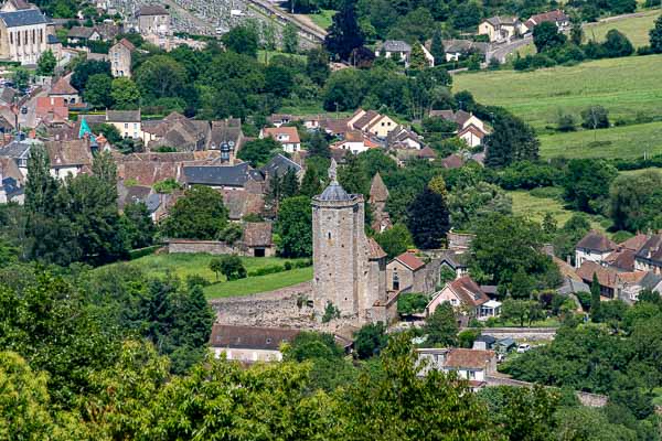Autun, croix de la Libération : vue vers la ville, tour des Ursulines