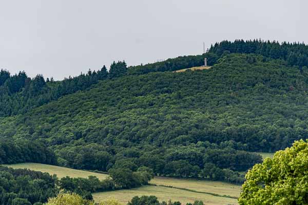 Autun, temple de Janus : vue vers la croix de la Libération
