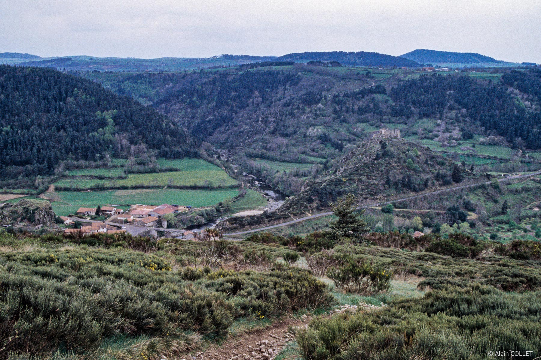Goudet Le Village Le Ch teau Et La Loire