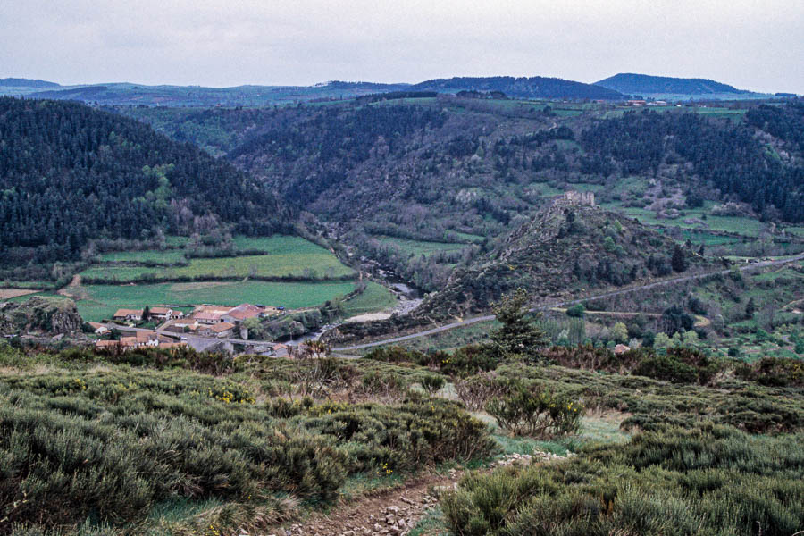 Goudet : le village, le château et la Loire