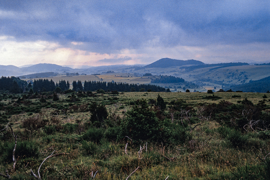 Puy de l'Enfer et puy de Monténard depuis les hauteurs de Pessade