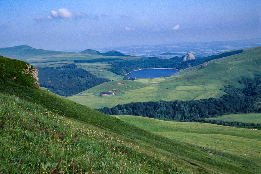 Lac de Guéry depuis le puy de la Tache, 1629 m