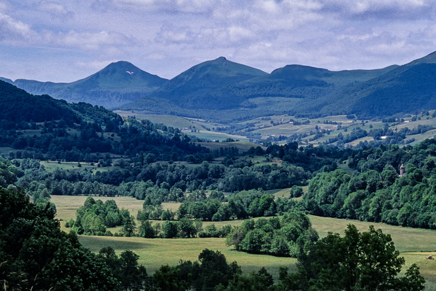 Les monts du Cantal depuis Cheylade