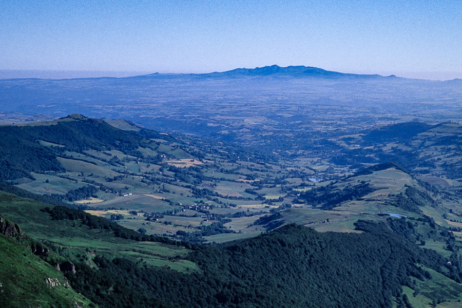 Vue vers le nord depuis le puy Mary, puy de Sancy