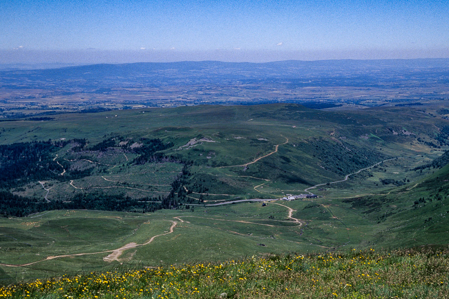 Col de Prat de Bouc, 1396 m,  depuis le Plomb du Cantal