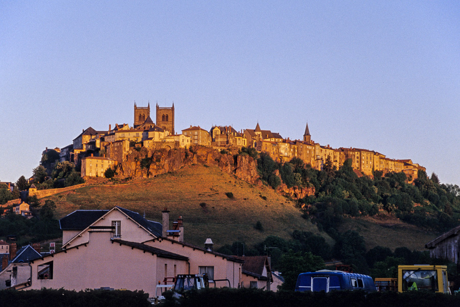 Saint-Flour au petit jour