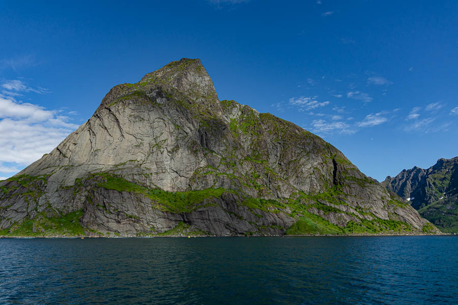 Falaise à l'entrée du Kjerkfjord