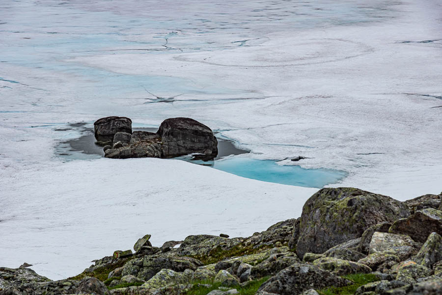 Lac gelé près de Kaldavasshytta