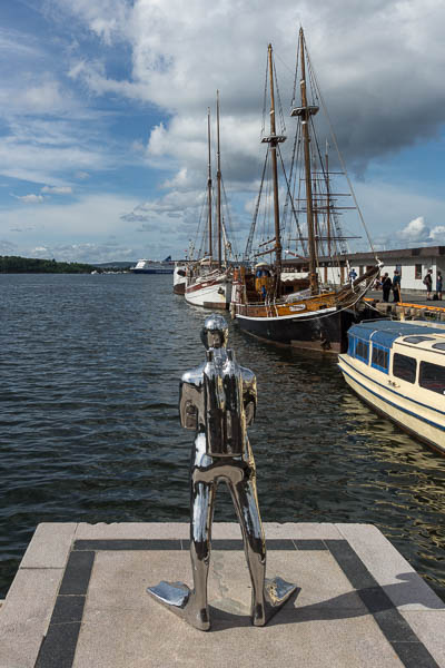 Port d'Oslo : plongeur et vieux gréements