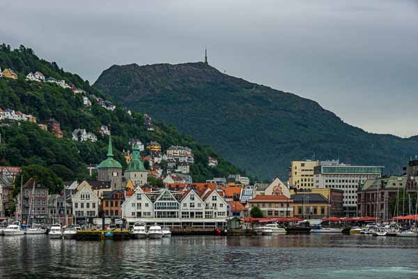 Port de Bergen, au loin mont Ulriken