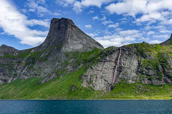 Rostadtindan, 767 m, et cascade