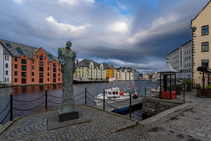 Ålesund : port, « Byvandreren (Le Vagabond) », statue de Harald Grytten par Olaf Leon Roaldd